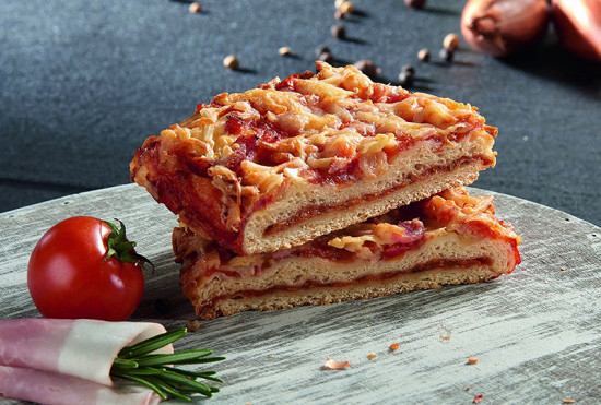 Gefüllte Pizzaschnitte Prosciutto. Ein Produkt der Agrano AG